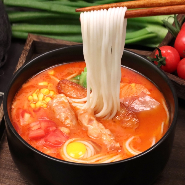 “濟(jì)寧康德食品”生產(chǎn)車間是無(wú)菌化車間，擁有大型高壓熬湯設(shè)備